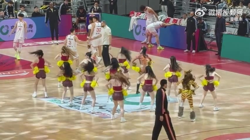 星空官网-动感十足！媒体人晒广东男篮主场啦啦队的舞蹈表演视频