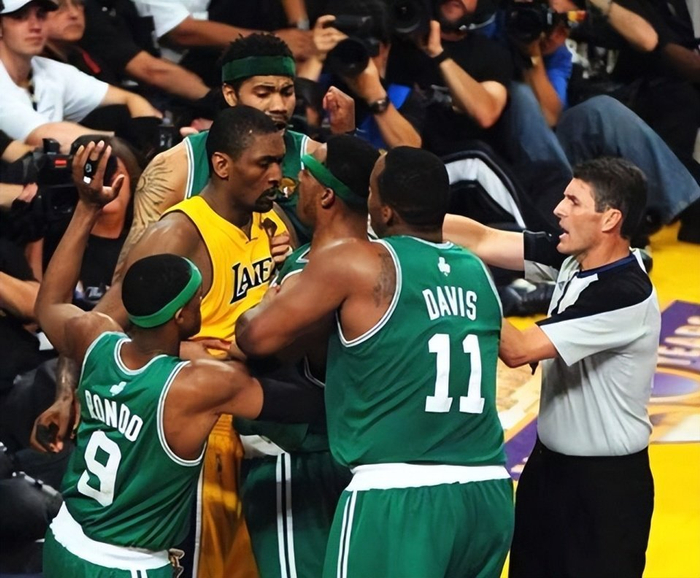 星空投注-强度拉满!NBA史上最激烈的总决赛,开场不到3秒就打起来了|湖人|凯尔特人|科比·布莱恩特|洛杉矶湖人队|波士顿凯尔特人队_新浪体育_新浪新闻