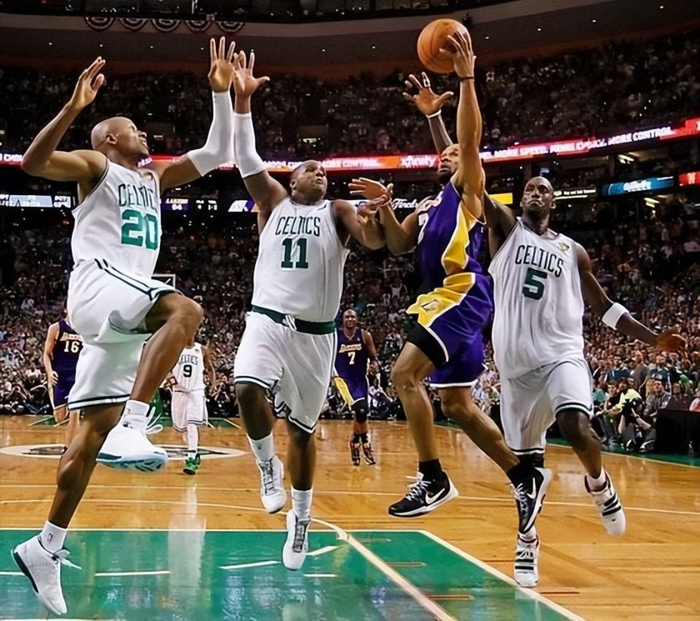 星空投注-强度拉满!NBA史上最激烈的总决赛,开场不到3秒就打起来了|湖人|凯尔特人|科比·布莱恩特|洛杉矶湖人队|波士顿凯尔特人队_新浪体育_新浪新闻