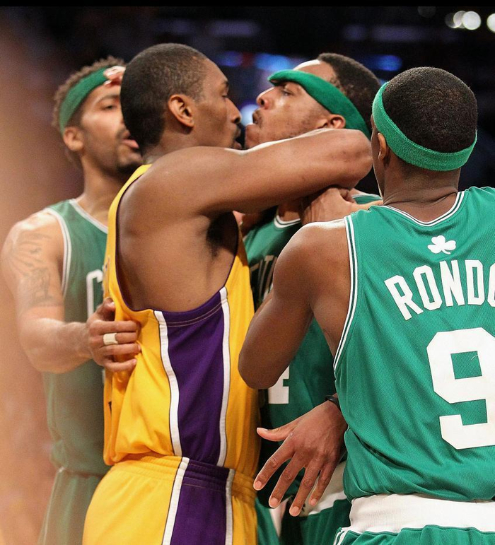 星空投注-强度拉满!NBA史上最激烈的总决赛,开场不到3秒就打起来了|湖人|凯尔特人|科比·布莱恩特|洛杉矶湖人队|波士顿凯尔特人队_新浪体育_新浪新闻
